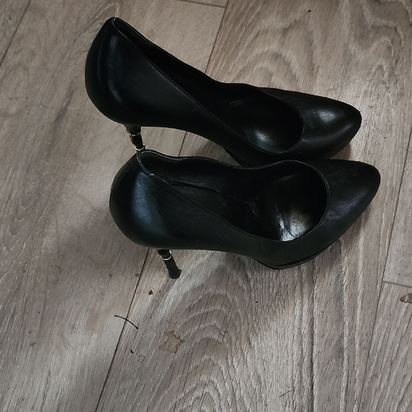 Gucci Black Stiletto Heels with Textured Leather - Picture 2 of 8